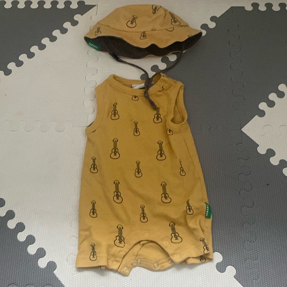 Parade Organic Baby Romper and Hat 6-12 mos - Picture 2 of 6